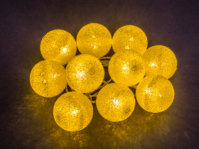 Гирлянда новогодняя светодиодная NGF-D010-10WW-2AA-золотые шарики (ткань)